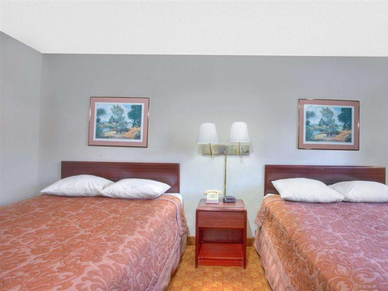Super 8 By Wyndham שרלוטסוויל מראה חיצוני תמונה